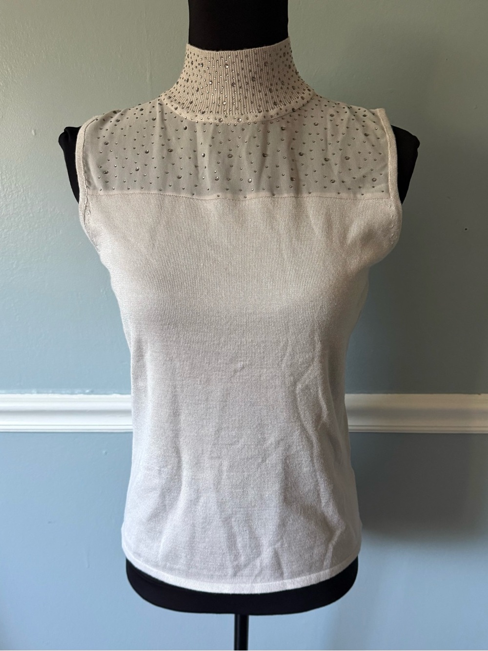 Carmen Marc Valvo Cream Grey Sleeveless Mock Neck Embellished Tank M